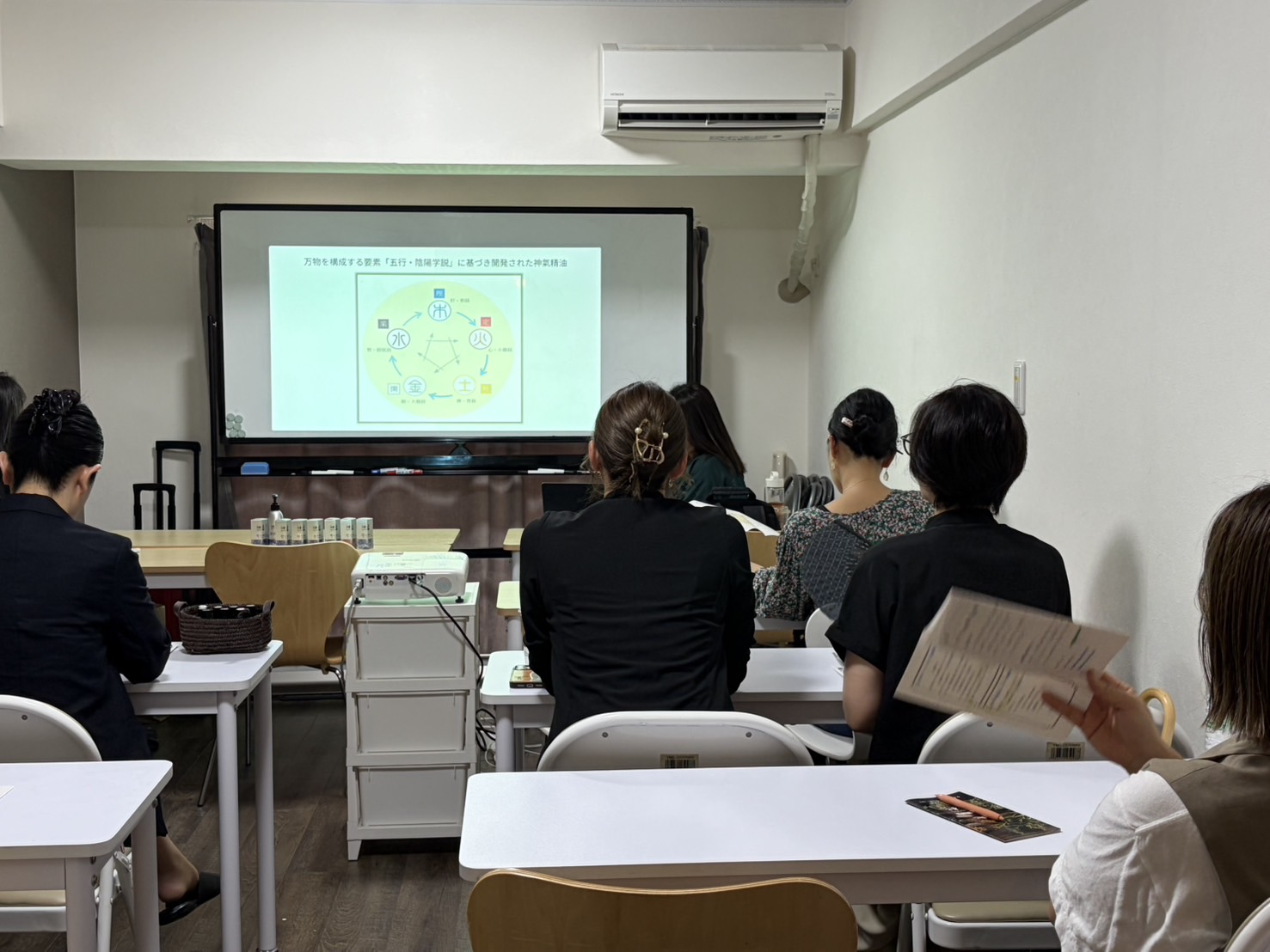 前回の福岡セミナーで、スクリーンを見ながら学ぶ参加者の後ろ姿